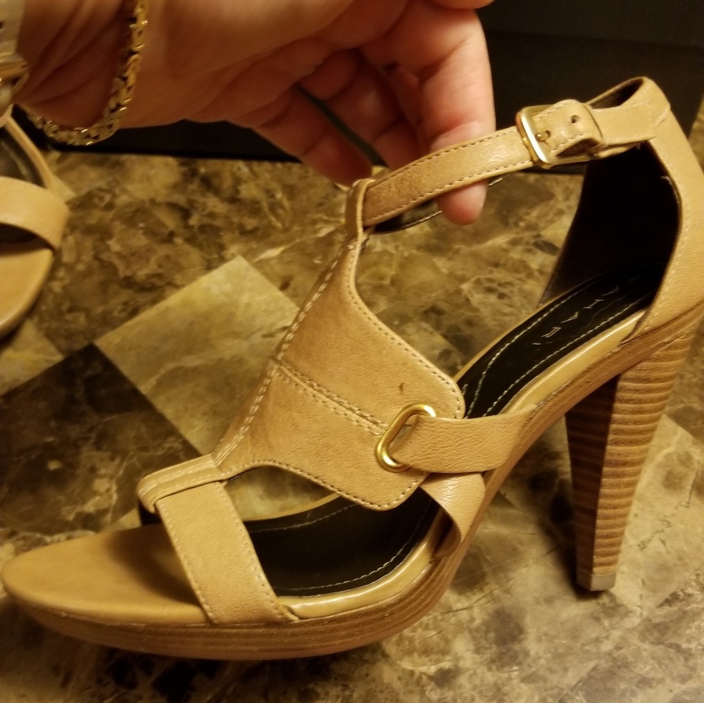 TAHARI LEATHER SANDALS
